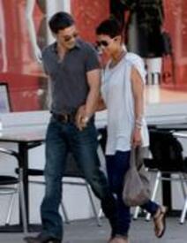 th_HalleBerryandOliverMartinezwalkingdown3rdStreet4.4.2011_04.jpg