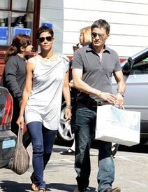 HalleBerryandOliverMartinezwalkingdown3rdStreet4.4.2011_05.jpg