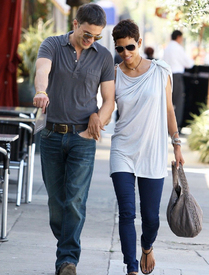 HalleBerryandOliverMartinezwalkingdown3rdStreet4.4.2011_07.jpg