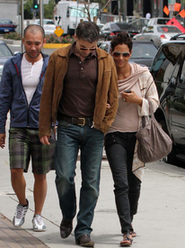 HalleBerryandOliverMartinezattheSunsetPlaza7.4.2011_11.jpg