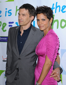 HalleBerry2011JenesseSilverRoseAuctionAndGala_05.jpg