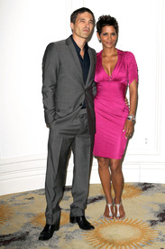 HalleBerry2011JenesseSilverRoseAuctionAndGala_107.jpg