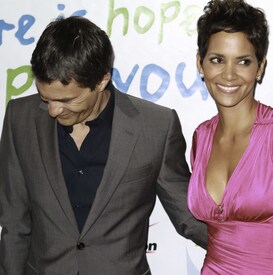 HalleBerry2011JenesseSilverRoseAuctionAndGala_116.jpg