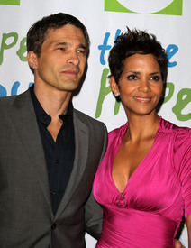 HalleBerry2011JenesseSilverRoseAuctionAndGala_12.jpg