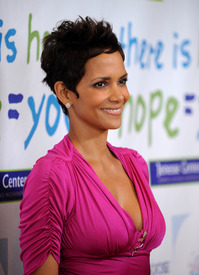 HalleBerry2011JenesseSilverRoseAuctionAndGala_121.jpg