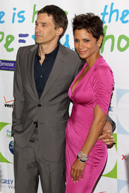 HalleBerry2011JenesseSilverRoseAuctionAndGala_125.jpg