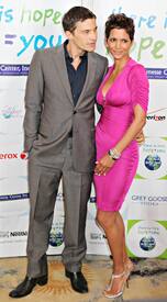 HalleBerry2011JenesseSilverRoseAuctionAndGala_126.jpg