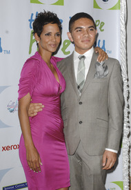 HalleBerry2011JenesseSilverRoseAuctionAndGala_129.jpg