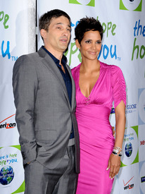 HalleBerry2011JenesseSilverRoseAuctionAndGala_131.jpg