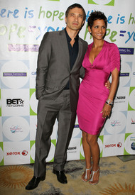 HalleBerry2011JenesseSilverRoseAuctionAndGala_137.jpg