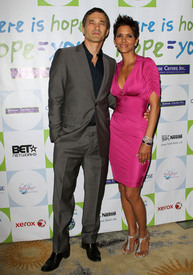 HalleBerry2011JenesseSilverRoseAuctionAndGala_143.jpg