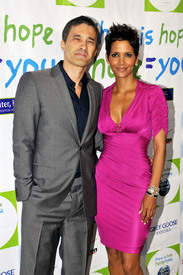 HalleBerry2011JenesseSilverRoseAuctionAndGala_146.jpg