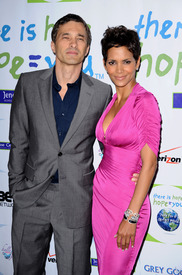 HalleBerry2011JenesseSilverRoseAuctionAndGala_153.jpg