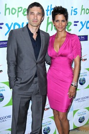 HalleBerry2011JenesseSilverRoseAuctionAndGala_158.jpg