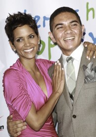 HalleBerry2011JenesseSilverRoseAuctionAndGala_160.jpg