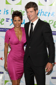 HalleBerry2011JenesseSilverRoseAuctionAndGala_164.jpg