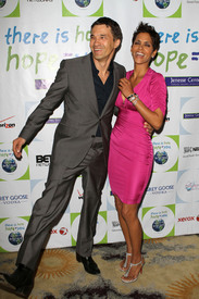 HalleBerry2011JenesseSilverRoseAuctionAndGala_166.jpg