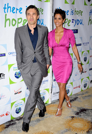 HalleBerry2011JenesseSilverRoseAuctionAndGala_168.jpg