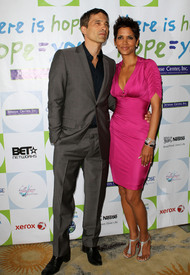 HalleBerry2011JenesseSilverRoseAuctionAndGala_170.jpg