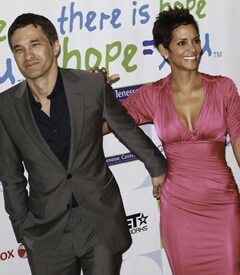 HalleBerry2011JenesseSilverRoseAuctionAndGala_18.jpg