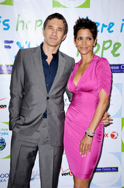 HalleBerry2011JenesseSilverRoseAuctionAndGala_21.jpg