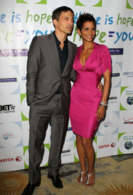 HalleBerry2011JenesseSilverRoseAuctionAndGala_22.jpg