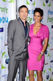 HalleBerry2011JenesseSilverRoseAuctionAndGala_29.jpg
