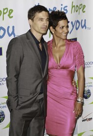 HalleBerry2011JenesseSilverRoseAuctionAndGala_30.jpg