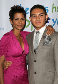 HalleBerry2011JenesseSilverRoseAuctionAndGala_34.jpg