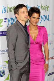 HalleBerry2011JenesseSilverRoseAuctionAndGala_37.jpg