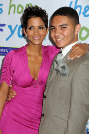 HalleBerry2011JenesseSilverRoseAuctionAndGala_42.jpg