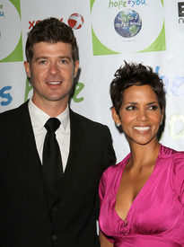 HalleBerry2011JenesseSilverRoseAuctionAndGala_43.jpg
