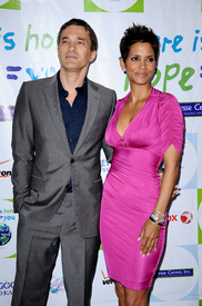 HalleBerry2011JenesseSilverRoseAuctionAndGala_46.jpg