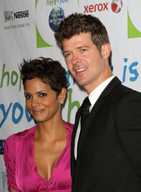 HalleBerry2011JenesseSilverRoseAuctionAndGala_48.jpg