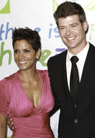 HalleBerry2011JenesseSilverRoseAuctionAndGala_49.jpg