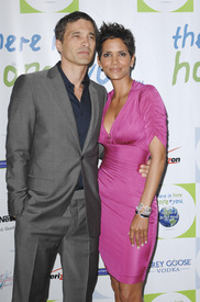 HalleBerry2011JenesseSilverRoseAuctionAndGala_54.jpg