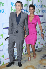 HalleBerry2011JenesseSilverRoseAuctionAndGala_63.JPG