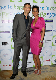 HalleBerry2011JenesseSilverRoseAuctionAndGala_64.jpg
