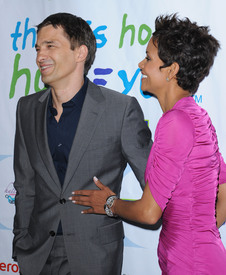 HalleBerry2011JenesseSilverRoseAuctionAndGala_67.jpg