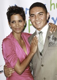 HalleBerry2011JenesseSilverRoseAuctionAndGala_71.jpg