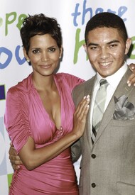 HalleBerry2011JenesseSilverRoseAuctionAndGala_72.jpg
