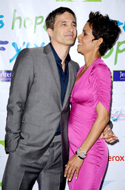 HalleBerry2011JenesseSilverRoseAuctionAndGala_73.jpg