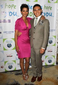 HalleBerry2011JenesseSilverRoseAuctionAndGala_77.jpg