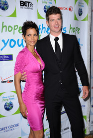 HalleBerry2011JenesseSilverRoseAuctionAndGala_78.jpg