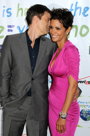 HalleBerry2011JenesseSilverRoseAuctionAndGala_83.jpg
