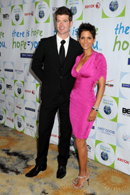 HalleBerry2011JenesseSilverRoseAuctionAndGala_84.jpg
