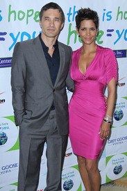 HalleBerry2011JenesseSilverRoseAuctionAndGala_85.JPG