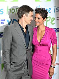 HalleBerry2011JenesseSilverRoseAuctionAndGala_93.jpg