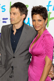 HalleBerry2011JenesseSilverRoseAuctionAndGala_94.jpg