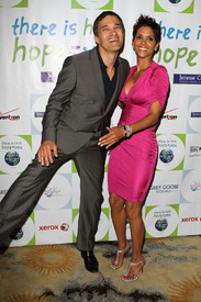 HalleBerry2011JenesseSilverRoseAuctionAndGala_95.jpg
